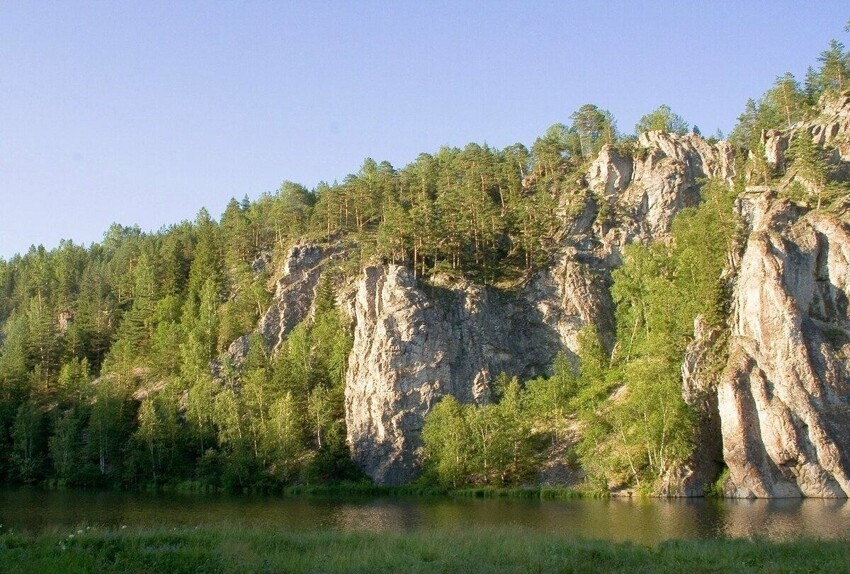 Скалы на реке Сим