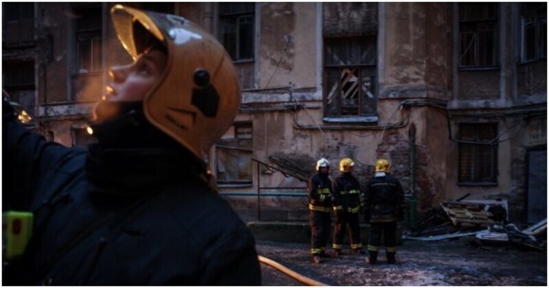 Петербурженка при пожаре выбросила из окна кота и дочь