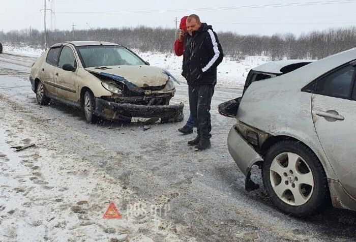 Авария дня. В Калужской области ДТП с легковушкой и двумя фурами перекрыло трассу