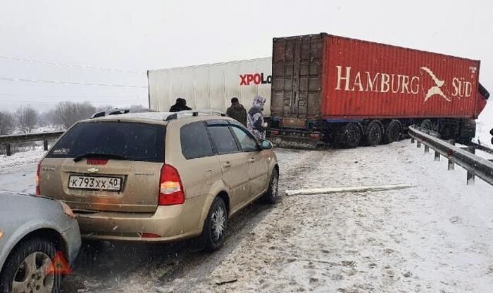 Авария дня. В Калужской области ДТП с легковушкой и двумя фурами перекрыло трассу