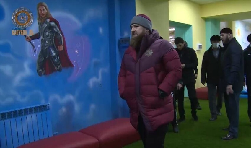 Кадыров дал команду закрасить персонажей Marvel в детском саду и нарисовать чеченских героев: видео