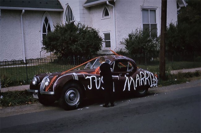 Мальчик у автомобиля с надписью "Только что поженились", Вирджиния, 1964 год