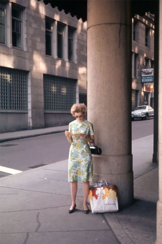 Дама читает брошюру на улице, Бостон, Массачусетс, 1966 год