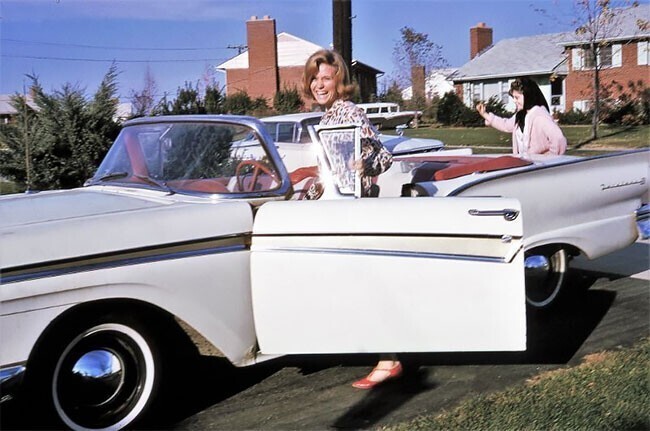 Две девушки садятся в кабриолет Ford Fairlane 1957 года выпуска, 1964 год