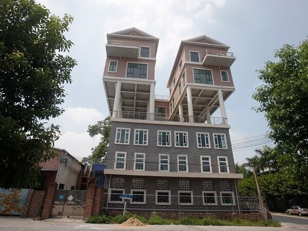 В китайской провинции Гуандун два дома, построенных в 2011 году, которые расположены прямо на крыше здания фабрики