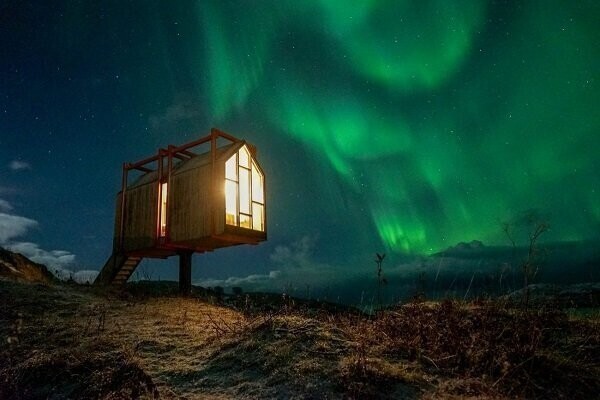 Этот крошечный домик находится на Фордипнингсроммет Флейнвер (Fordypningsrommet Fleinvеr), острове, расположенном недалеко от Норвегии, и с него туристам открывается невероятный вид на северное сияние