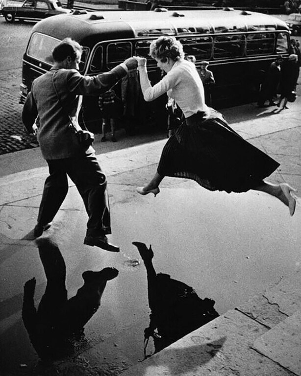 "Я умею прыгать через лужи!" 1960. фото Louis Faurer