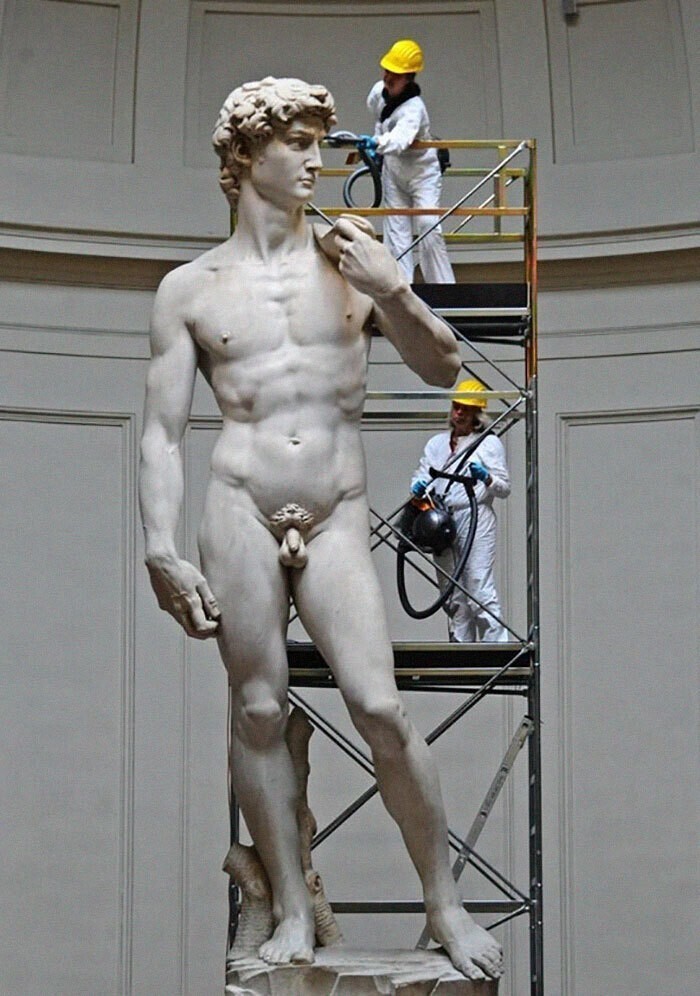 Так моют оригинал статуи «Давида» во Флоренции. В Италии это могут делать женщины