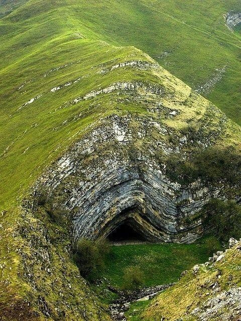 Перегиб складки называется замком. Пещера Харпеа - это пещера, расположенная в Эстеренчуби, в коммуне Наварра, в нескольких метрах от франко-испанской границы