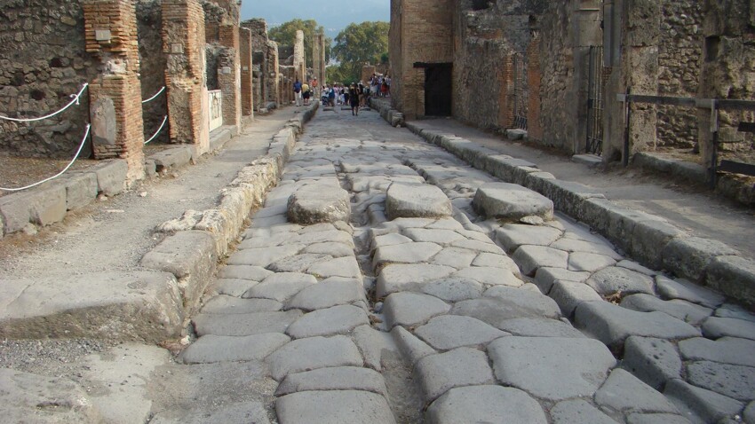 Кто-то считает, что колеи  продавлены колесницами, кто-то считает их рукотворными, а кто-то говорит о том, что римляне применяли особый бетон, а не каменные глыбы