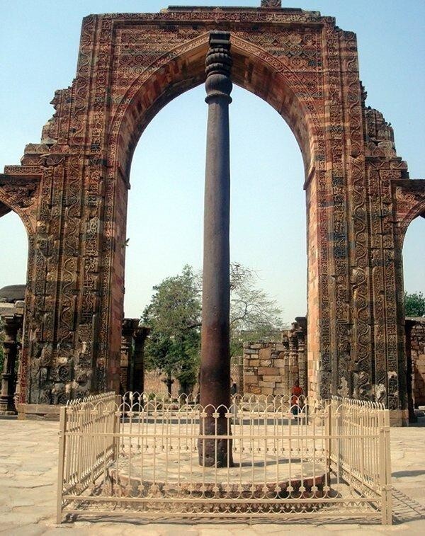 Железная колонна перед минаретом Кутб-Минар в Дели, Индия.