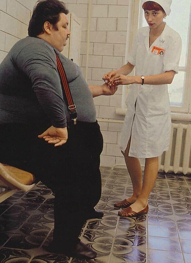 37-летний гурман Андрей сдает анализы готовясь к операции по уменьшению желудка, Москва 1998 год