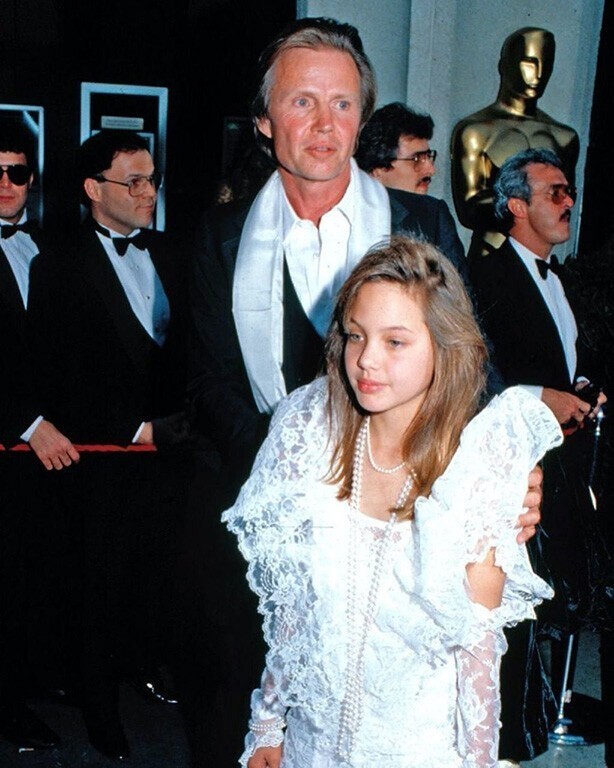 10-летняя Анджелина Джоли и ее отец Джон Войт на церемонии вручения премии «Оскар», 1986 год