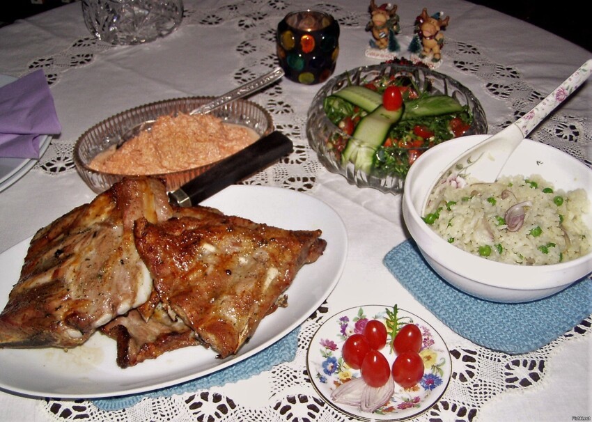 Запечённые в духовке свиные рёбрышки, салат из руколы, болгарского перца, огу...