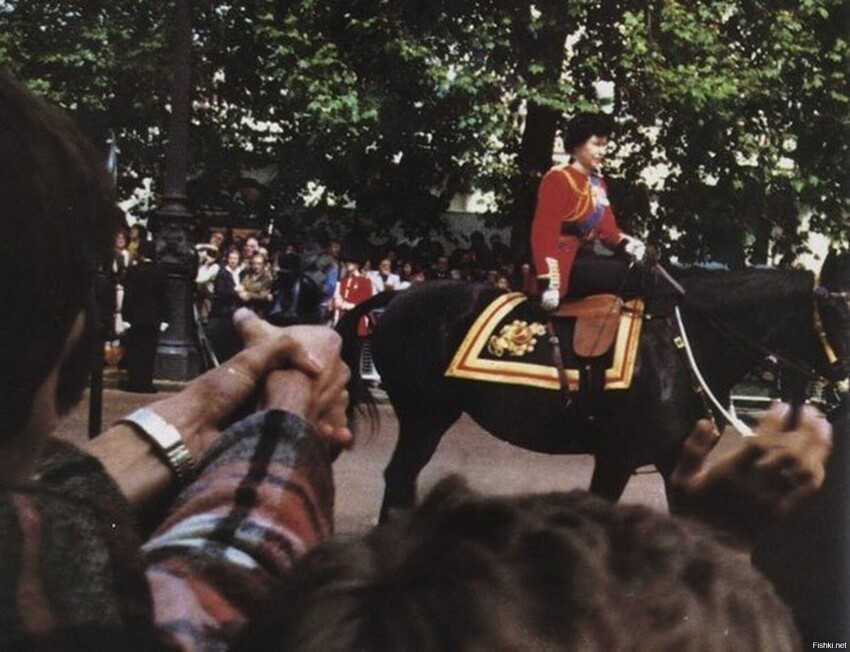 Маркус Серджент стреляет в королеву Елизавету II на церемонии Выноса Знамени ...