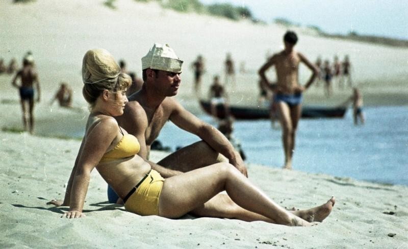 На пляже. 1966 год, Волгоградская область, город Волжский