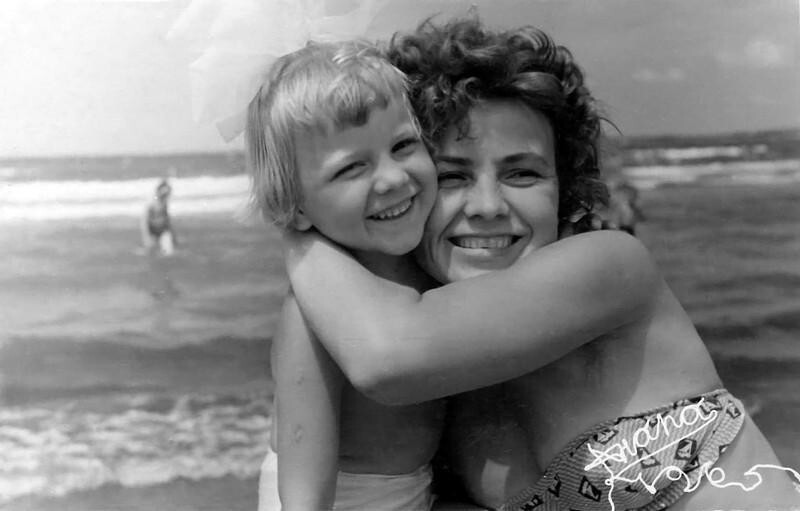 Мама с дочкой. 5 июля 1965, Анапа