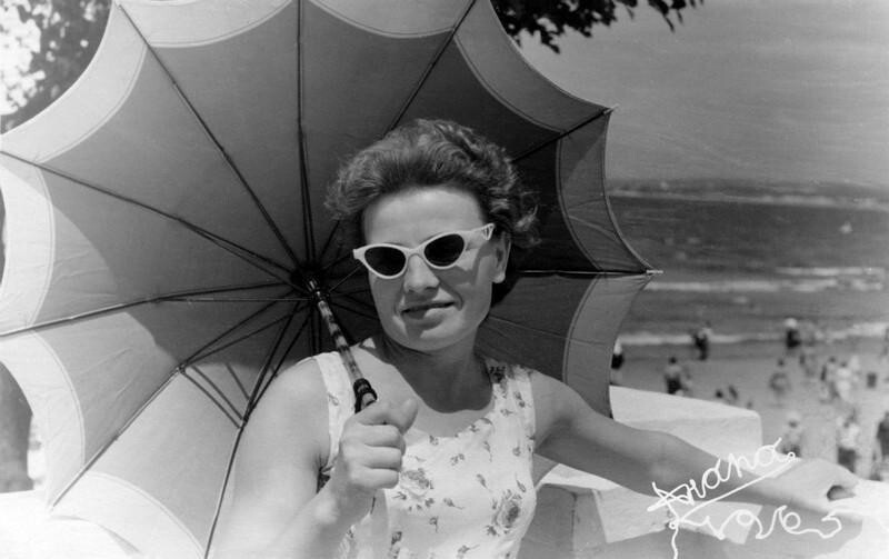 Дама с зонтиком. 5 июля 1965, Анапа