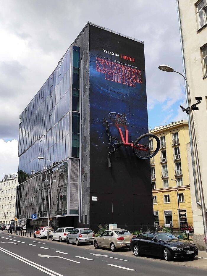 "Очень странные дела": рекламный биллборд в Варшаве