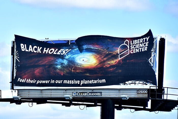 "Почувствуй мощь черных дыр в гигантском планетарии!"