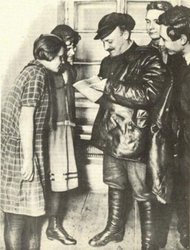 Партийный идеолог Николай Бухарин подписывает для пионерского отряда "Долой куренье" обещание бросить курить, 1928 год, СССР