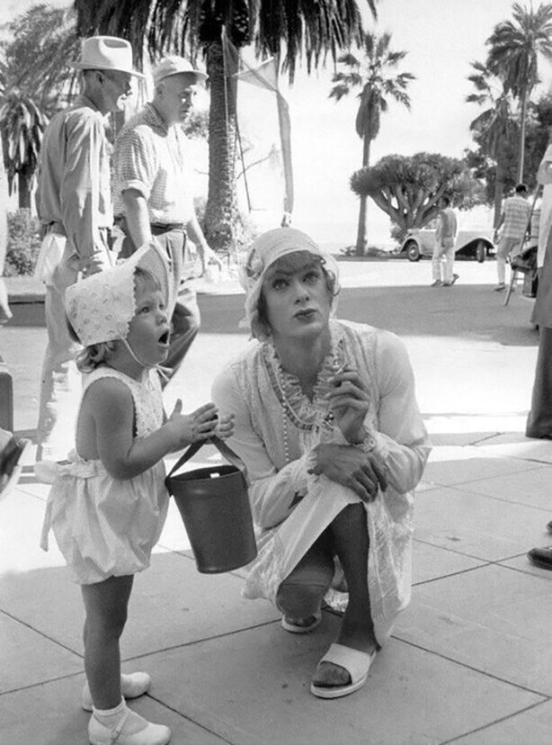 Забавный кадр со съемок фильма "В джазе только девушки".Малышка Джейми Ли Кёртис навещает своего отца Тони Кёртиса. 1959 год