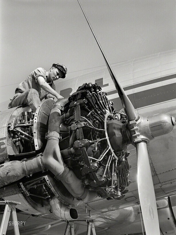  Техобсуживание авиалайнера; июль 1941 года