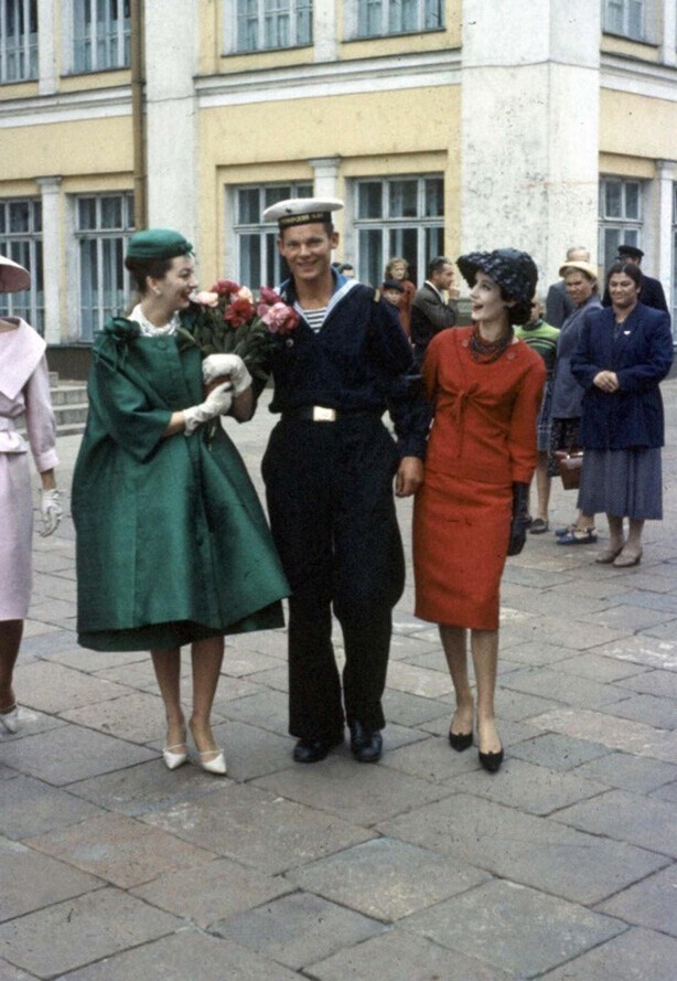 Модели Dior с моряком на улице в Москве, 1959 год