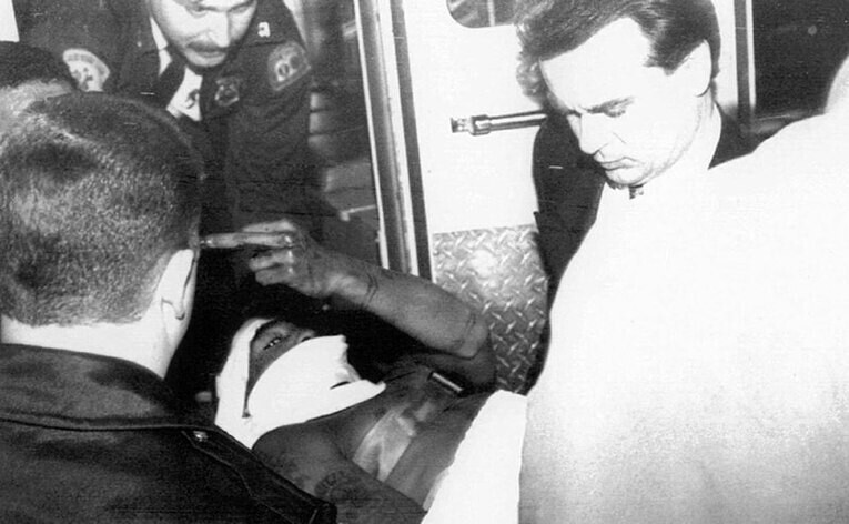 Тупак Шакур после покушения, когда в него стреляли пять раз. Нью-Йорк, 30 ноября 1994 года