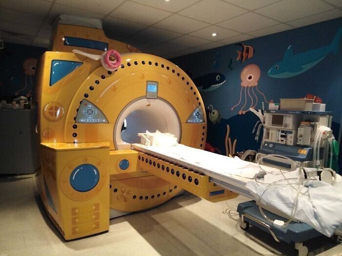Врачи детского госпиталя расписали аппарат для МРТ, чтобы он стал похож на подводную лодку, и дети меньше боялись