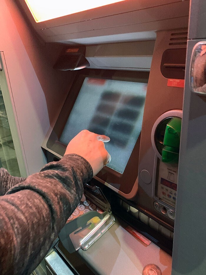 Необычный экран банкомата: надписи на нем можно прочесть, только если стоять прямо напротив него. Никто не подсмотрит!