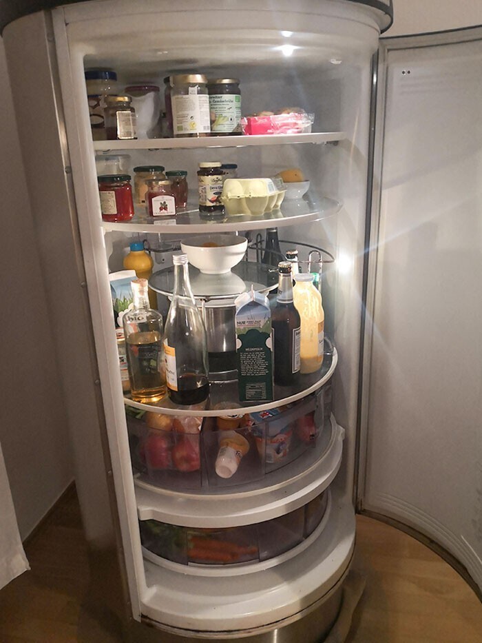 Из холодильника с вращающимися полками несложно достать любой продукт