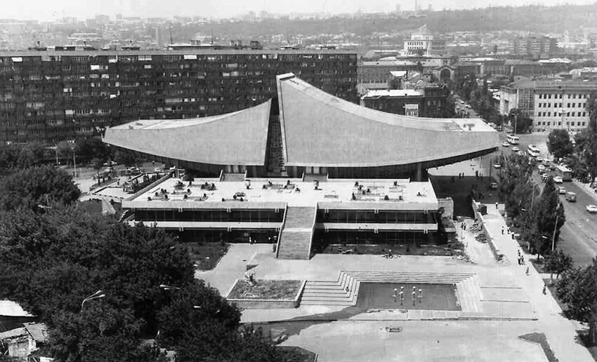 Кинотеатр хотели назвать  «Арарат» или «Ноев Ковчег», но назвали "Россия", Ереван, 1970-е годы постройки