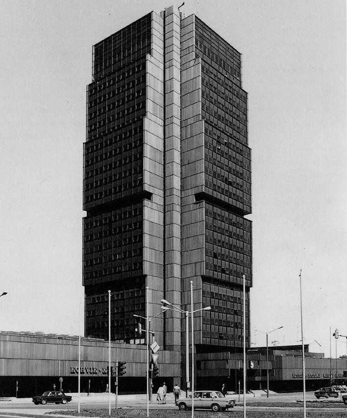 Гостиница «Олимпия», Таллин, Эстония, открыта в 1980 году. Это 28-этажная башня на 405 номеров, как будто собранная из кубов разного размера
