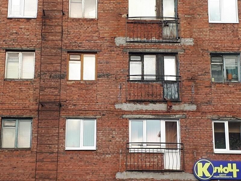 Нет, конечно, в Норильске много домов подобного типа с балконами, но сегодня многие из них (балконов) просто срезают, оставляя лишь маленькое металлическое ограждение, но не плиту