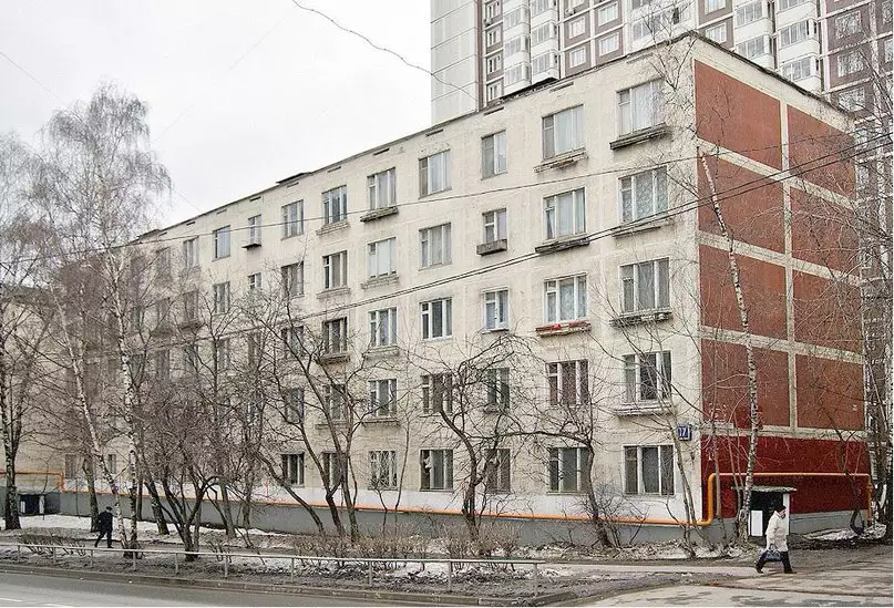 Дома 464-й серии (самые распространённые в России советские панельные хрущёвки-пятиэтажки), однако здесь их строили чаще всего без балконов