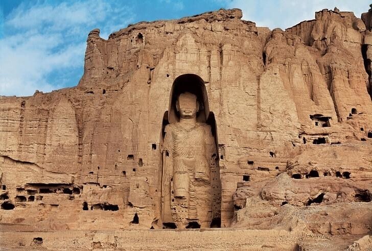 Бамианские статуи Будды Гигантские изображения божества 37 м. и 55 м. в длину, находящиеся в Бамианской долине. В 2001 г. по решению талибов статуи были уничтожены с формулировкой «люди не должны поклоняться идолам»