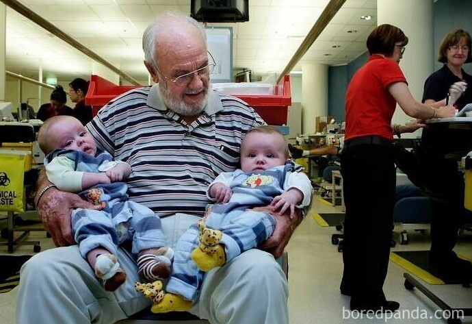Австралиец Джеймс Харрисон - донор плазмы крови. На основе его уникальной крови была создана вакцина Rho иммуноглобулина. Мужчина пожертвовал плазму крови 1173 раза и спас 2 млн жизней