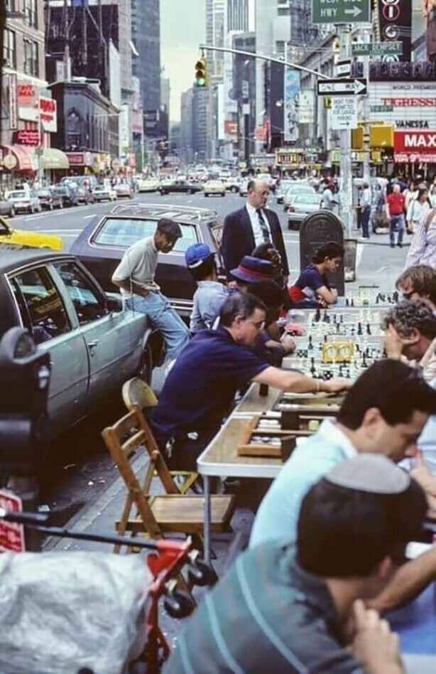 Игра в шахматы на Таймс-сквер, Нью-Йорк, 1986