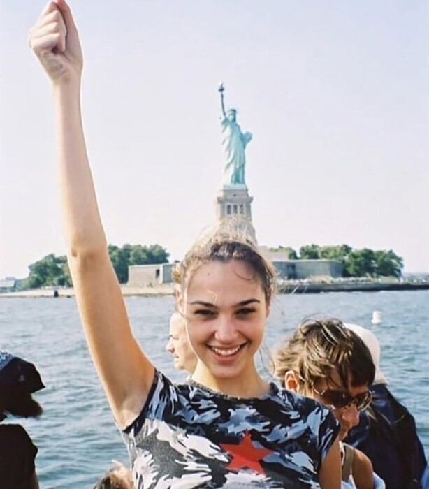 Израильская актриса и модель Галь Гадот впервые посещает США в подростковом возрасте. 1999 год