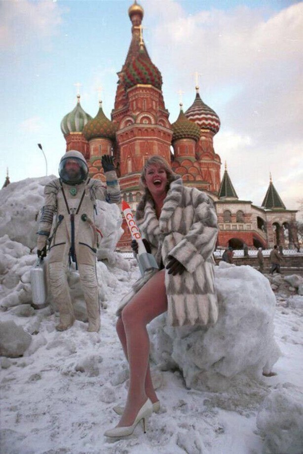 Фотосессия моделей в первый российский мужской журнал «Андрей» на Красной площади, 1994 год