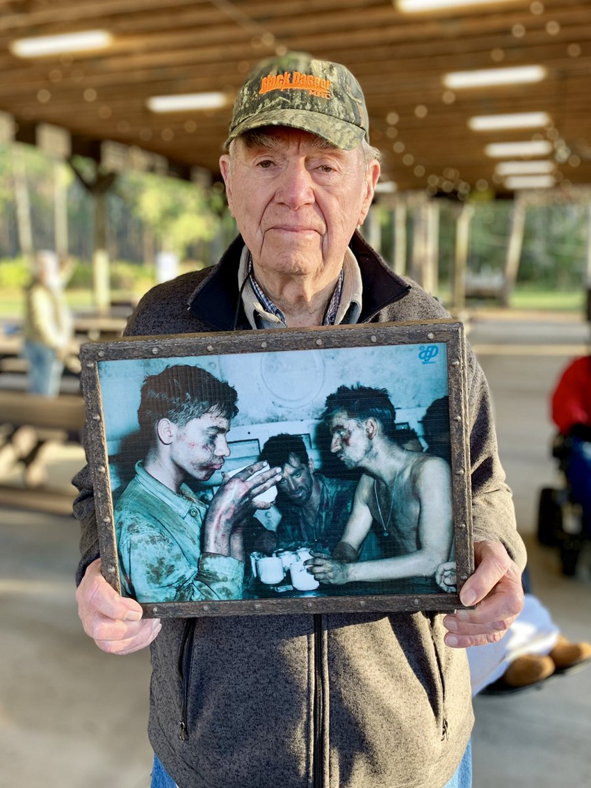 Фарис Туохи, воевавший во Второй мировой войне, держит в руках фотографию 1944 года. Вот он слева, с чашкой кофе в руках, после одной из многих адских битв. В апреле 2021 ему исполнится 96.