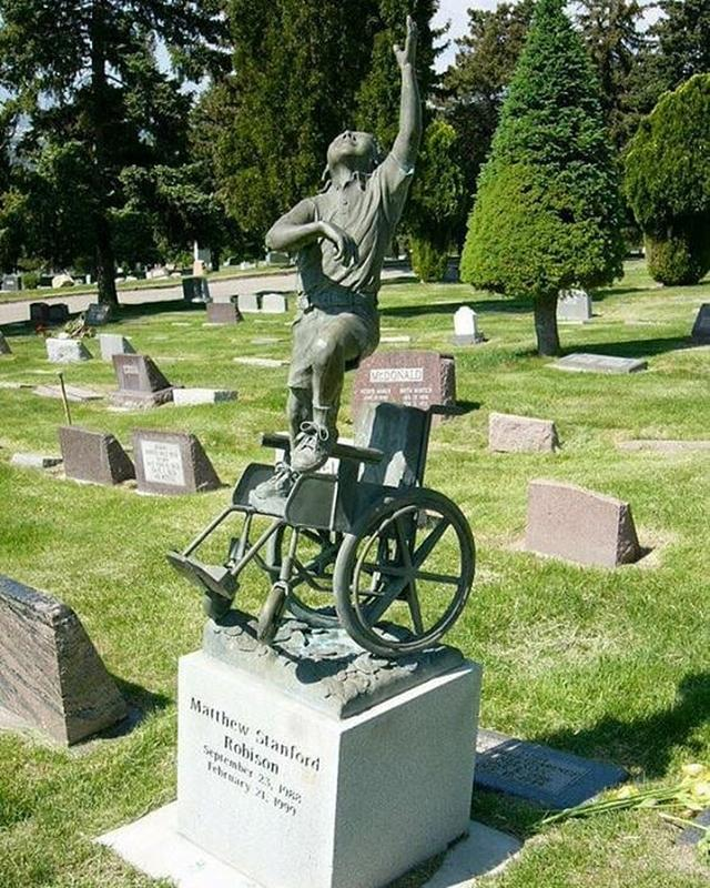 Отец из Солт-Лейк-Сити, штат Юта, спроектировал это надгробие для своего сына, прикованного к инвалидной коляске