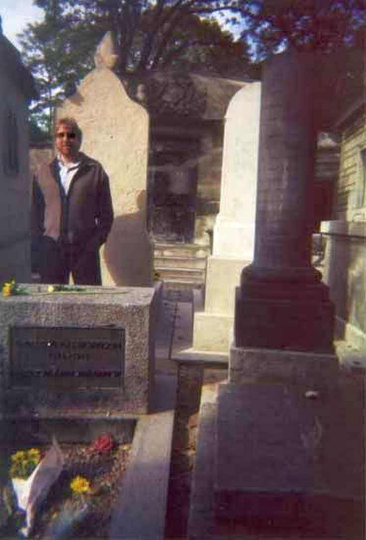 В 1997 году Том Петти сделал этот снимок на месте могилы Джима Моррисона, на котором на заднем плане изображен призрачный образ Джима (в середине фотографии)