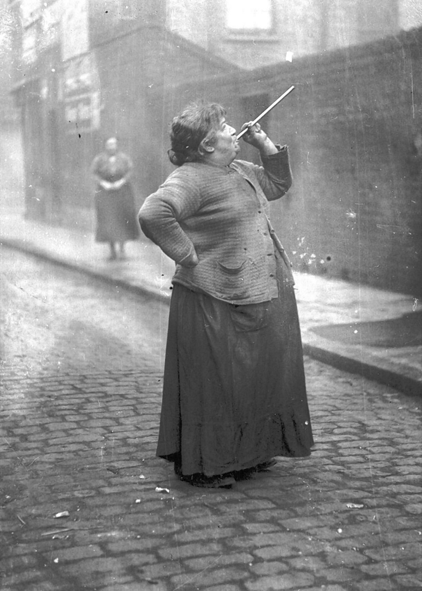 В 1931 году Мэри Смит зарабатывала шесть пенсов в неделю в восточном Лондоне, стреляя горошиной в окна спящих рабочих