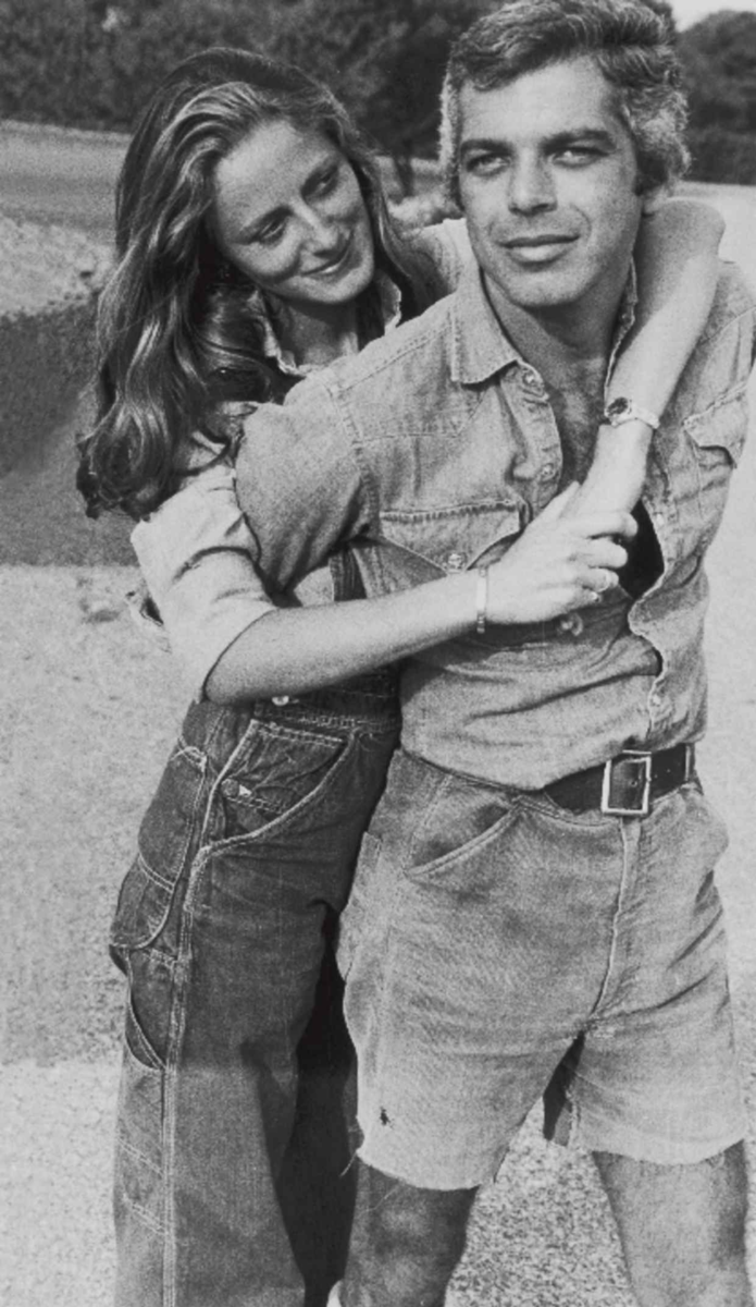 Классная пара Рики и Ральф Лорен (Ralph Lauren) в 1964 году, они женаты уже почти 55 лет. Рики-писатель, художник, психотерапевт и фотограф, а муж Ральф-известный модельер и филантроп.
