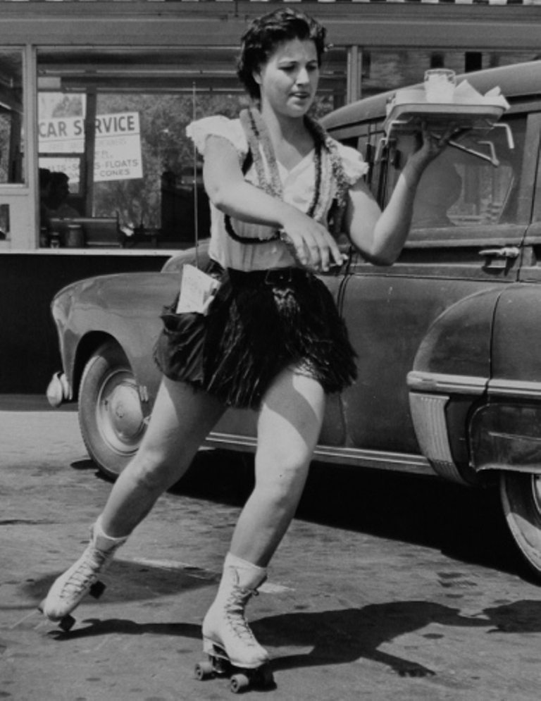 Официантка на роликовых коньках в 1940-50-х