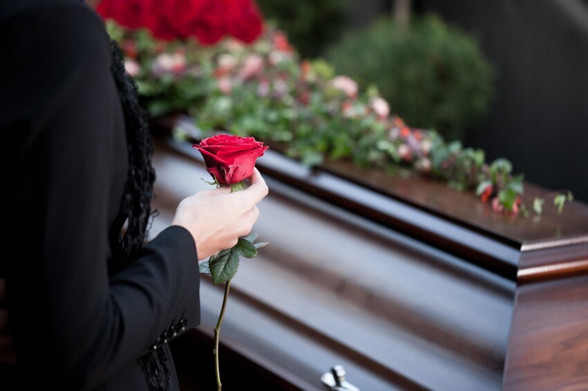 Что еще надо знать при подготовке к кремации. Не приносите на прощание живые цветы - их не разрешат положить в гроб, крематорий их не принимает. Только некое количество искусственных