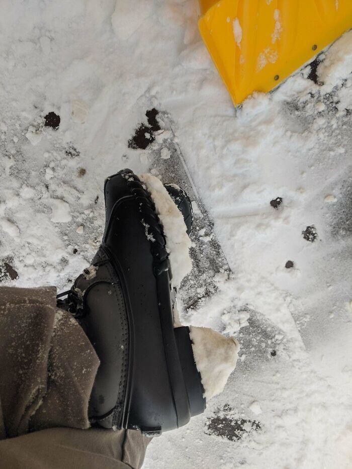 27. Зимние ботинки с подошвой, к которой пристает снег. Потому что высокие каблуки — это модно даже зимой!