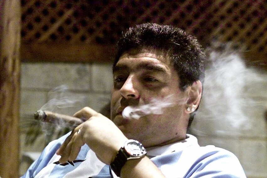 И Марадона, курил много, в основном сигары. К сожалению, уже докурился